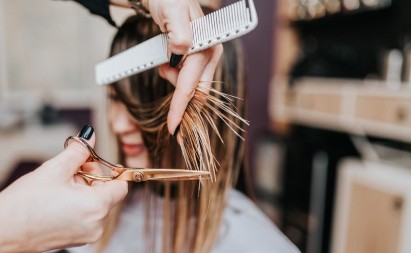 Frizura koju sve žene traže u 2026: Izgleda luksuzno, čini kosu bujnom i daje mladolik izgled