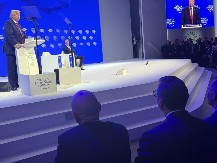 NJUJORK TAJMS OBJAVIO FOTOGRAFIJU: Vučić pomno sluša Trampa iz prvog reda u Davosu (FOTO)