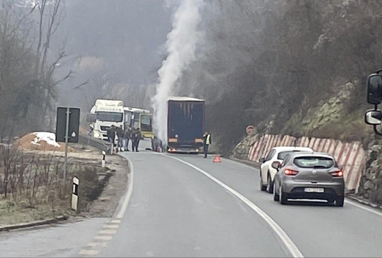 BUKTINJA NA MAGISTRALI! Zapalio se kamion, evo šta je bilo sa vozačem!