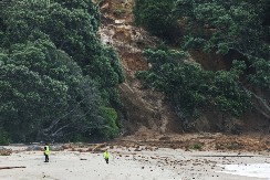 "ČUJEMO GLASOVE POD RUŠEVINAMA" Klizište zatrpalo kamp, među nestalima i dete (FOTO/VIDEO)
