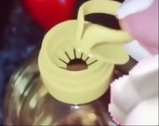 SVI BACAMO ZAŠTITNI ČEP ZA ULJE Nećete verovati čemu služi - tiktokerka otkrila GENIJALAN TRIK! (VIDEO) 