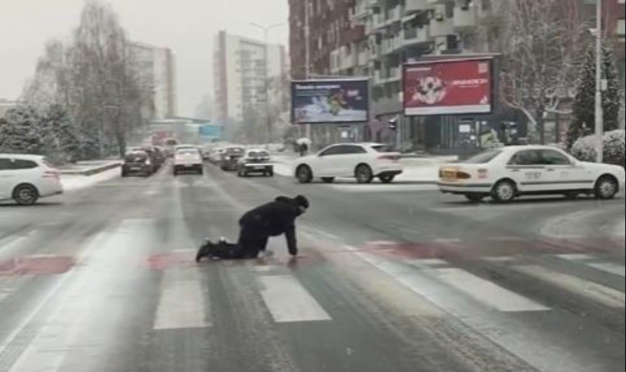 "NIJE ZAMENIO LETNJE CIPELE ZA ZIMSKE" Zbog snega puzao preko pešačkog prelaza, snimak zapalio mreže (VIDEO)