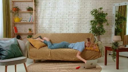 PSIHOLOZI OTKRIVAJU Evo zašto sve više ljudi pre bira da ostane kod kuće umesto da ode u izlazak