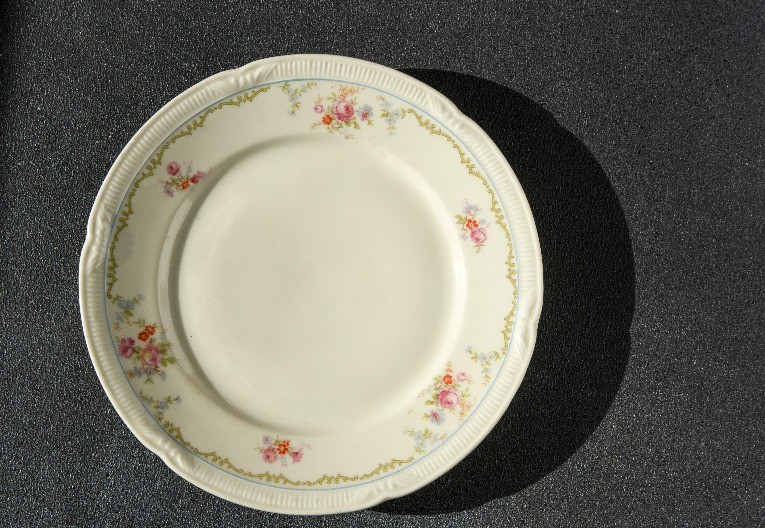 NIPOŠTO NE JEDITE IZ NJEGA! Vintidž posuđe je lepo, ali u sebi sadrži METAL koji može trajno naškoditi vašem zdravlju