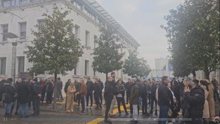 GRAĐANI ZETE PREBACILI PROTEST U PODGORICU: Ispred zgrade Glavnog grada uručuju odluku Skupštine opštine o zabrani gradnje kolektora