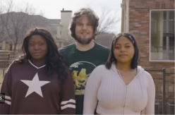 BILI SU KOLEGE, A SAD ŽIVE SVI ZAJEDNO Momak bio nevin do 27. godine, a sada ima DVE devojke istovremeno (VIDEO)