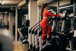 SNIMAK KOJI JE ZAPALIO INTERNET Devojka vežba na spravi, a svi primećuju samo jedno: "Ovu teretanu treba SRUŠITI!" (VIDEO)