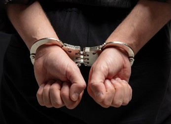 PUKAO NA KLADIONICI PA POTEGAO PIŠTOLJ Crnogorac izazvao paniku u Zemunu