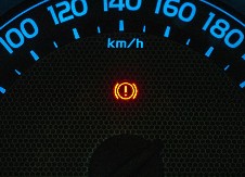 OTARASITE GA SE ŠTO PRE Ako se na polovnom automobilu upali OVA lampica, brzo ga PRODAJTE