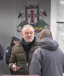 VERBALNI NASILJE ISPRED OPŠTINE KULA: Incidenti i ometanje rada novinara uoči sednice