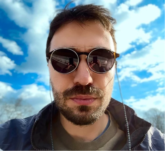 "PREVARILA ME JE SA NAJBOLJIM DRUGOM U WC-U" Našem glumcu devojka zabila nož u leđa, poslali mu i snimak vrele akcije 