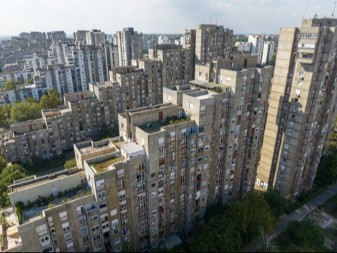 NOĆNA MORA U PRIZEMLJU Nepoznati komšija joj razbija prozore i urla ispod stana, žena živi u STRAHU!