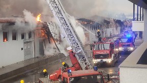 DRAMA U NOVOM PAZARU JOŠ UVEK TRAJE! Stižu snimci borbe sa vatrenom stihijim (FOTO/VIDEO)