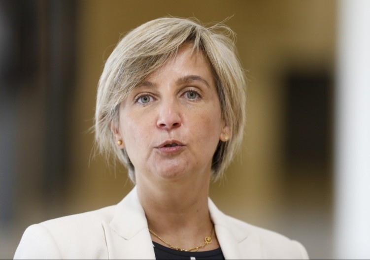 PLJUSNUO ŠAMAR ZA BLOKADERE DIREKTNO IZ BRISELA! Gledajte kako Piculina šefica javno hvali Vučića (VIDEO)