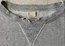 DETALJ KOJI SVI IGNORIŠU KRIJE ZANIMLJIVU TAJNU Evo šta zapravo znači V-šav na dukserici - nekada je imao ozbiljnu svrhu!