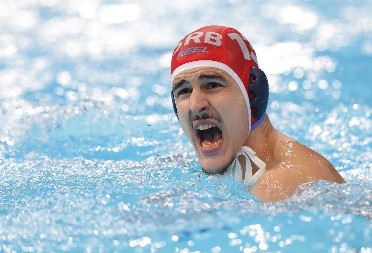 HEROJ SRBIJE - MILAN GLUŠAC! Nesvakidašnja scena: Golman "delfina" legao pored bazena posle rušenja Italijana, pa ovim potezom razgalio srca navijača