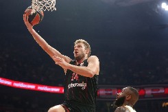 SKANDAL U GRČKOJ Vezenkov se potukao na utakmici, protivnik ga gurnuo u konstrukciju koša