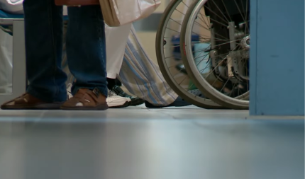 GOSPOĐA PODIVLJALA U HRVATSKOJ BOLNICI Krenula da mlati radnika, pa onda koleginica priskočila...