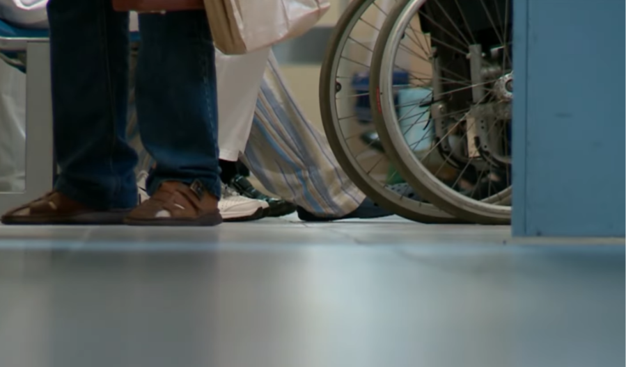 GOSPOĐA PODIVLJALA U HRVATSKOJ BOLNICI Krenula da mlati radnika, pa onda koleginica priskočila...