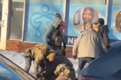 TRAMPOVI PANDURI NE GLEDAJU U KOGA PUCAJU Rekonstrukcija ubistva muškarca od strane agenata ICE