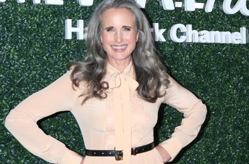 Vređaju je zbog sede kose, a nju nije briga: Glumica odbija da se farba, svi pričaju o njenom prkosu