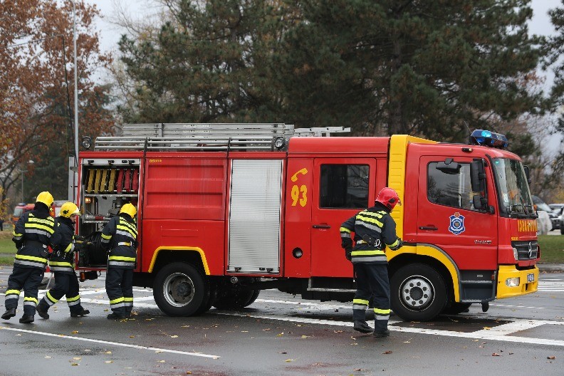 VELIKI POŽAR NA NOVOM BEOGRADU Gust crni dim iznad grada, vatra bukti kod FDU