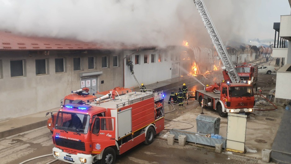 VELIKI POŽAR U NOVOM PAZARU UGAŠEN POSLE VIŠE OD 11 SATI BORBE Vatra progutala magacine i poslovni prostor