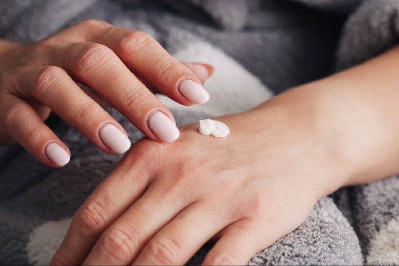 Svi muku muče sa ispucalim rukama zimi, ali ima rešenje i za to: Treba samo da 10 minuta uronite ruke u ove prirodne sastojke