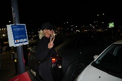 KARLEUŠA STIGLA U BEOGRAD NAKON DRAME SA TOŠIĆEM Jelena sva u crnom, a evo ko je došao po nju i ćerke 