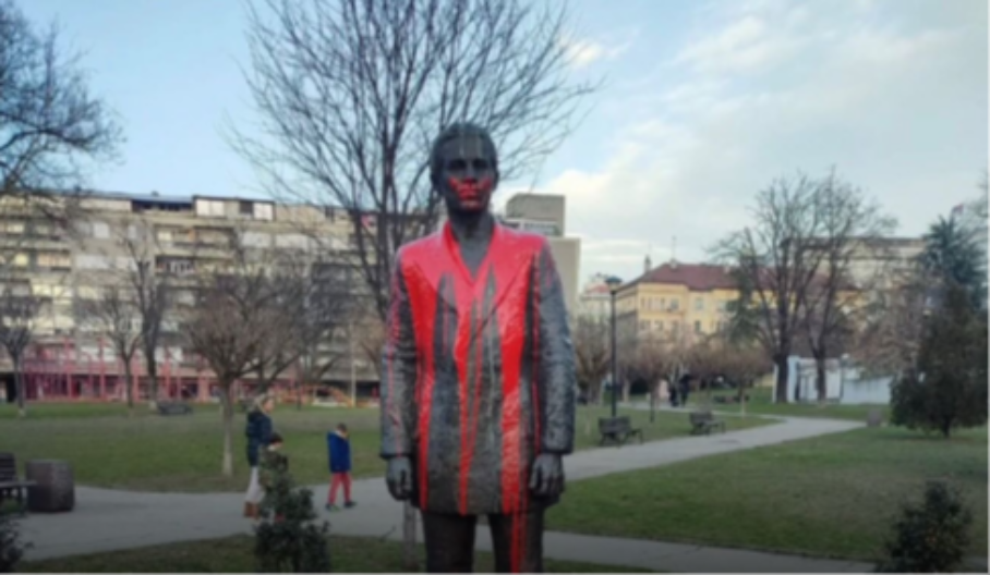 BLOKADERKE OSKRNAVILE SPOMENIK GAVRILU PRINCIPU! Prosule crvenu farbu na njega(FOTO) 