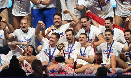 VATERPOLISTI SLAVILI DO JUTRA Isplivale fotke, sportisti se poskidali! 