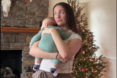 Baka htela da poljubi bebu, a mama je udarila: Snimak izazvao burne reakcije na internetu