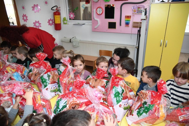 RADOST ZA NAJMLAĐE U PRILUŽJU: Uručeni paketići koje je poslao Vučić povodom Savindana