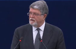 KAKO JE IZGLEDALO KLEČANJE BLOKADERA: Pred "piculićima" blatili svoju zemlju, a ovi su samo jeli...