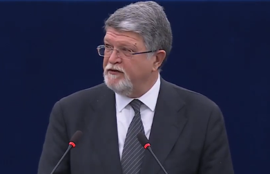 KAKO JE IZGLEDALO KLEČANJE BLOKADERA: Pred "piculićima" blatili svoju zemlju, a ovi su samo jeli...