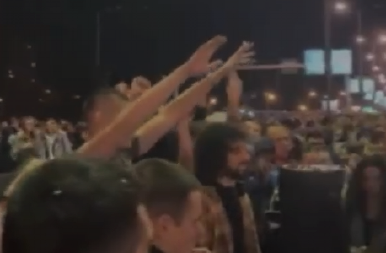 SAVO MANOJLOVIĆ POKAZUJE KOLIKO MU JE "STALO DO ŽRTAVA" Javno pozivaju na ŽURKE na blokadi (VIDEO)