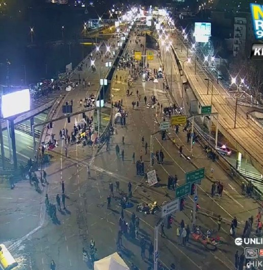 KOLIKO NJIH JE PRENOĆILO NA AUTOKOMANDI? Evo kako je izgledao protest u cik zore