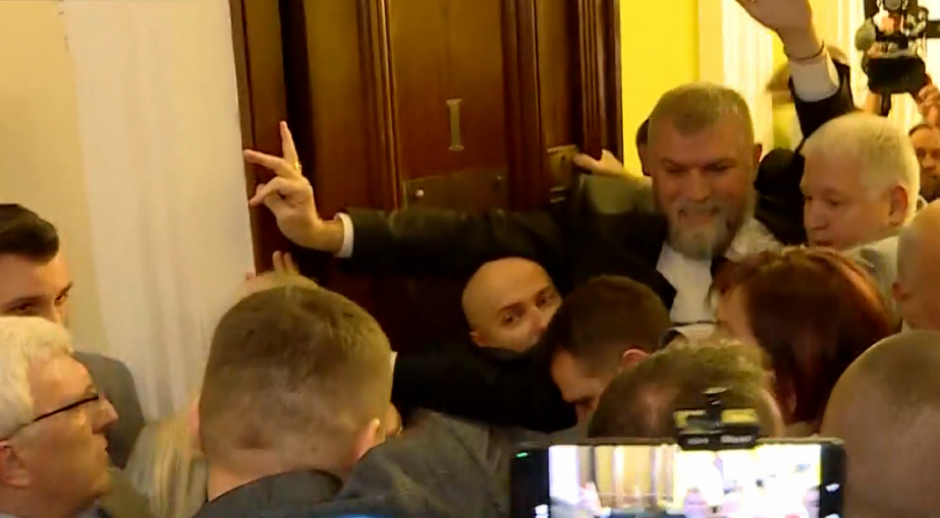 NASILJE U SKUPŠTINI Predstavnici opozicije nastavili da lome javnu imovinu