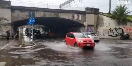 ALARMANTNO STANJE U ITALIJI, DELOVI FIRENCE POD VODOM! Naređena hitna evakuacija stanovništva! (FOTO/VIDEO)