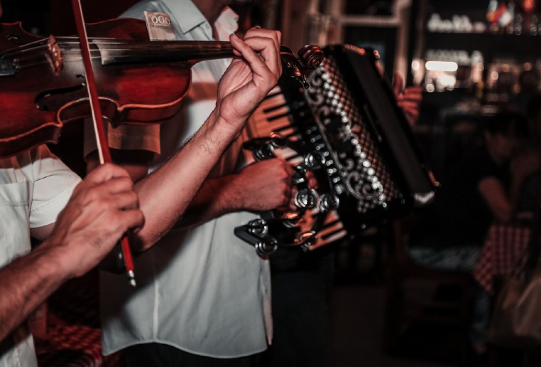 PESMU "JEDNOJ ŽENI KOJE NEMA VIŠE", NAPISAO KROZ SUZE, NA KAFANSKOJ SALVETI Čuveni pevač svoj najveći hit posvetio Silvani