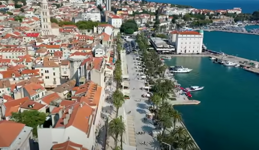 DRAMA U SPLITU Kolima sleteo u Jadransko more, ljudi skakali u vodu da ga spasu, stigla tragična vest