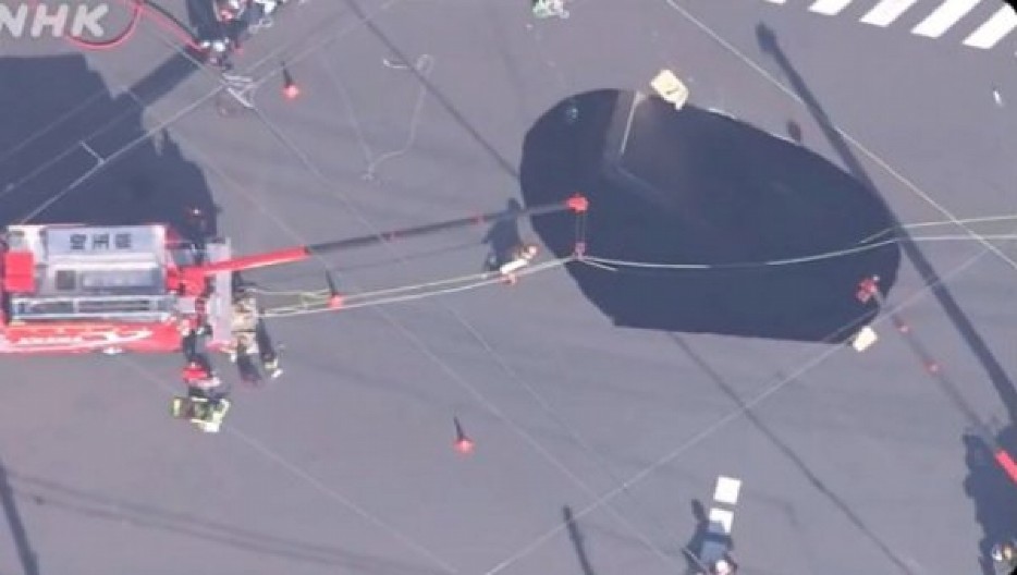 OGROMAN KRATER PROGUTAO KAMION: Vozač jedva preživeo, ovako su mu davali kiseonik (VIDEO)