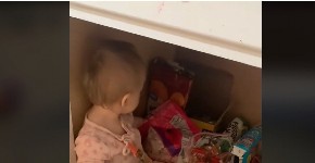 OVO JE NEŠTO NAJSLAĐE ŠTO ĆETE DANAS VIDETI Mama uhvatila bebu u ormariću sa slatkišima, ovu reakciju nije očekivala!