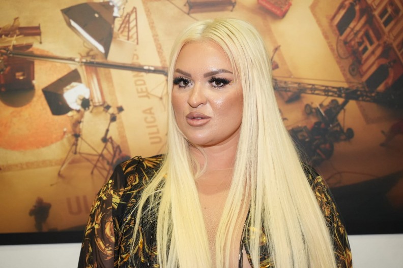 "NISAM MOGLA DA JE SMIRIM" Pevačica kada je saznala za prevaru uništila dva automobila!