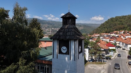 IZGRAĐENA PRE NEKOLIKO VEKOVA A JOŠ UVEK RADI I POKAZUJE TAČNO VREME Sahat kula je simbol ovog grada, sada sledi njena sanacija