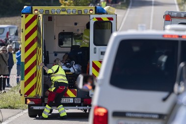 TRAGEDIJA! ŠKOLSKI AUTOBUS SE PREVRNUO, NISU SVI UČENICI PREŽIVELI Ovo je snimak nesreće koja je danas šokirala francusku javnost (FOTO)