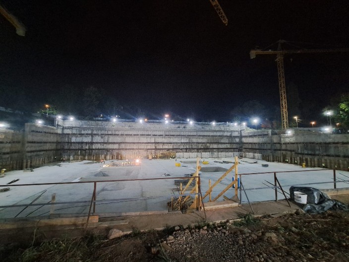 OBNOVLJENE BOLNICE I STIGLA MODERNA OPREMA Na projektu "Tiršova 2" radi se u dve smene, na gradilištu oko 200 radnika dnevno