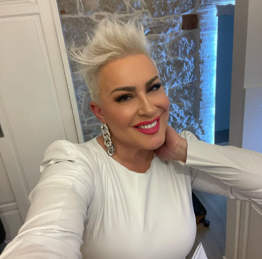 PEVAČICA PEVALA NA SAHRANAMA Zaposlila se u opštini, isplivali svi detalji