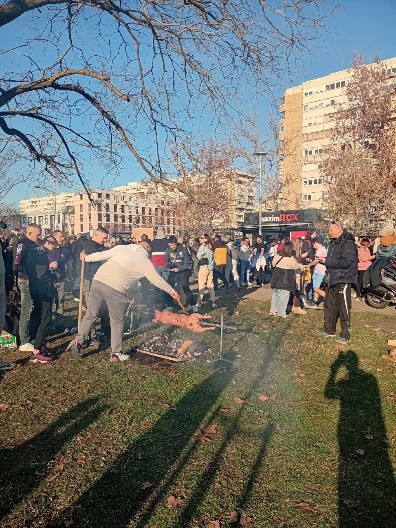 VAŠARSKI PROTEST U NOVOM SADU Ovako li se žali za stradalima u padu nadstrešnice? Trubači, prase, pesma i slavlje (FOTO/VIDEO)