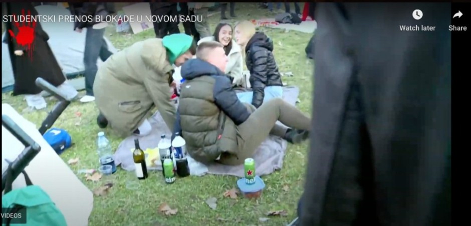 LOČU VINO I PIVO NA PROTESTU ZBOG POGINULIH Studentske demonstracije postale prava žurka!